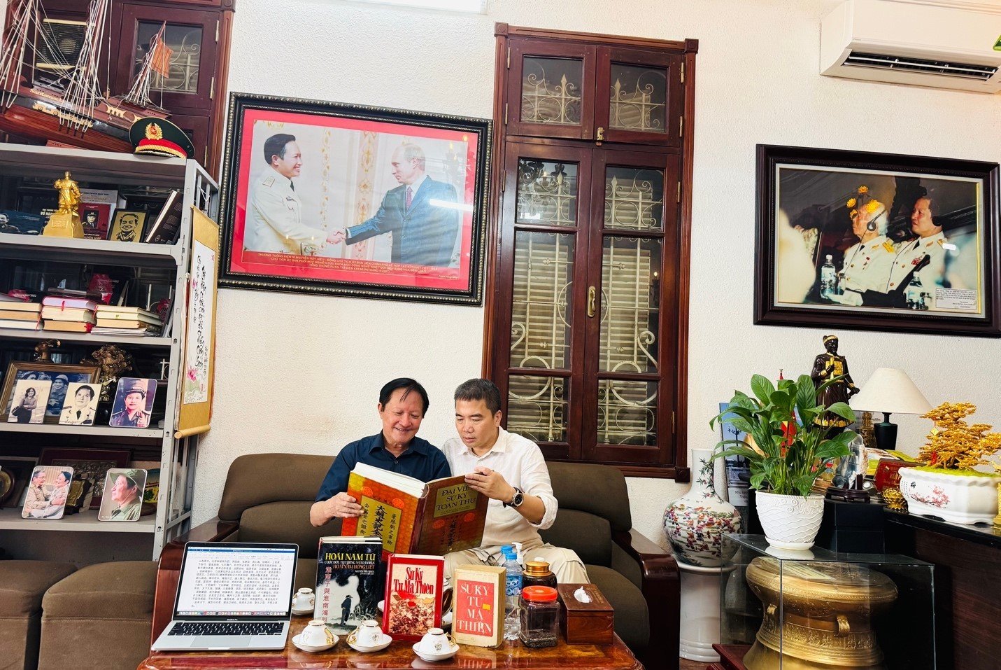 Thượng tướng Nguyễn Huy Hiệu (bên trái) và kỹ sư Vũ Đình Thanh.