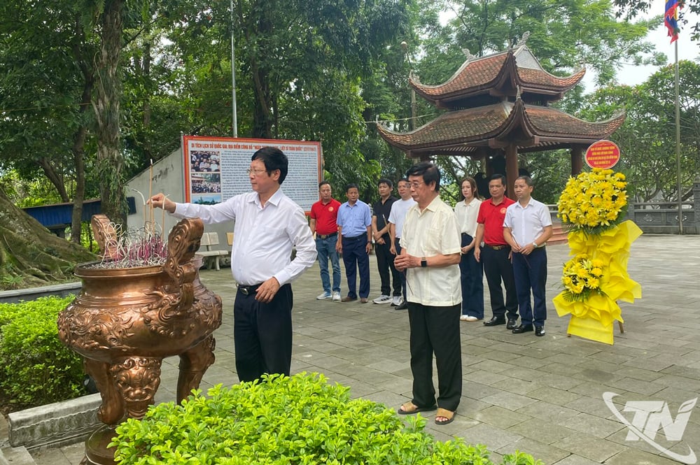 Đại biểu dâng hương, hoa tại Khu di tích lịch sử Quốc gia 27-7, xã Đại Phúc.