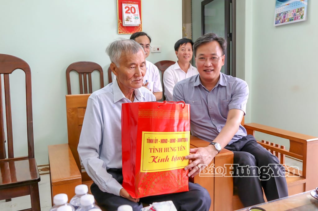 លេខាបក្សខេត្ត Nguyen Huu Nghia ជូនអំណោយដល់លោក Nguyen Gia Cu។