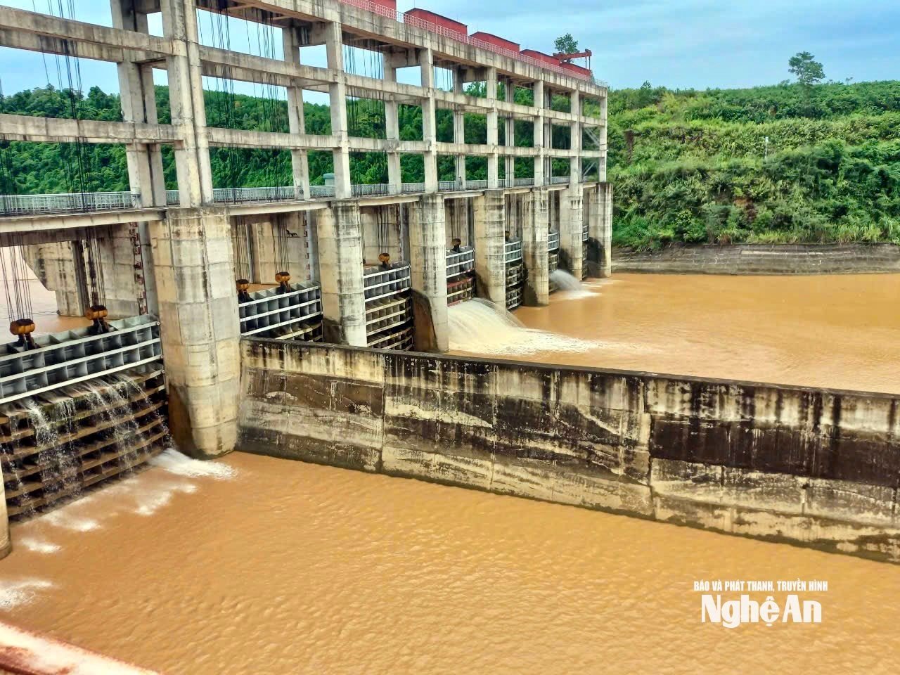  Hồ chứa thuỷ điện Chi Khê. Ảnh- Phú Hương