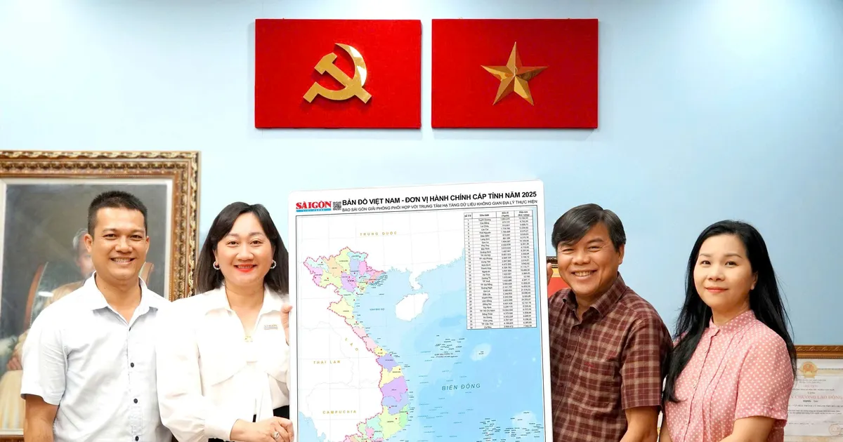 SGGP Newspaper donates maps to advisory and support agencies of the Ho Chi Minh City Party Committee