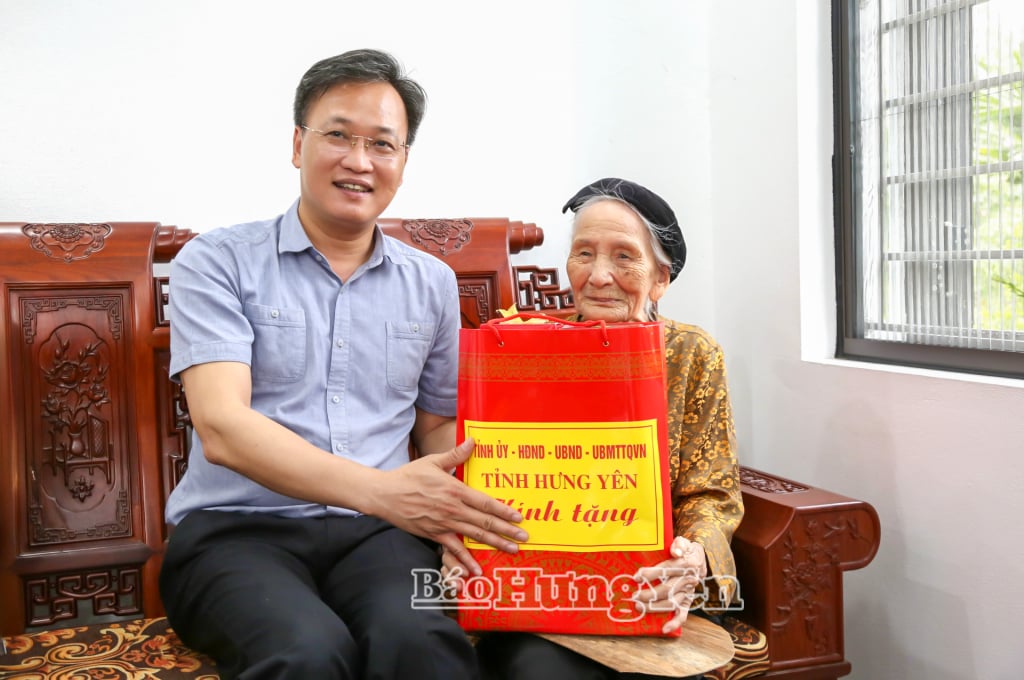 លេខាបក្សខេត្ត Nguyen Huu Nghia ជូនអំណោយដល់លោកស្រី Nguyen Thi Tiu។