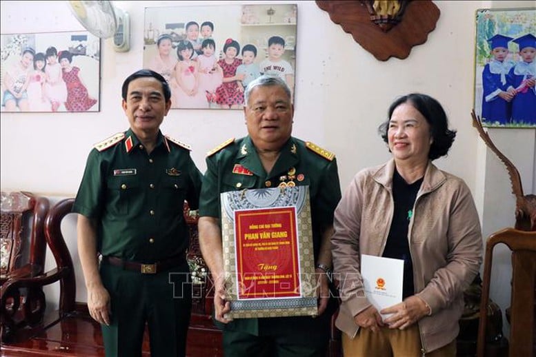 Đoàn công tác của Trung ương thăm gia đình chính sách, người có công với cách mạng tại Hà Tĩnh, Đắk Lắk- Ảnh 9.