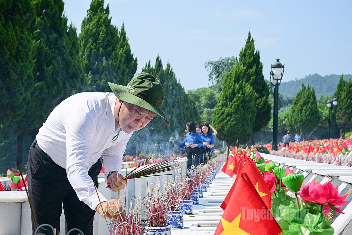 Tổng Biên tập Mai Đức Thông thắp hương trên các phần mộ liệt sĩ.