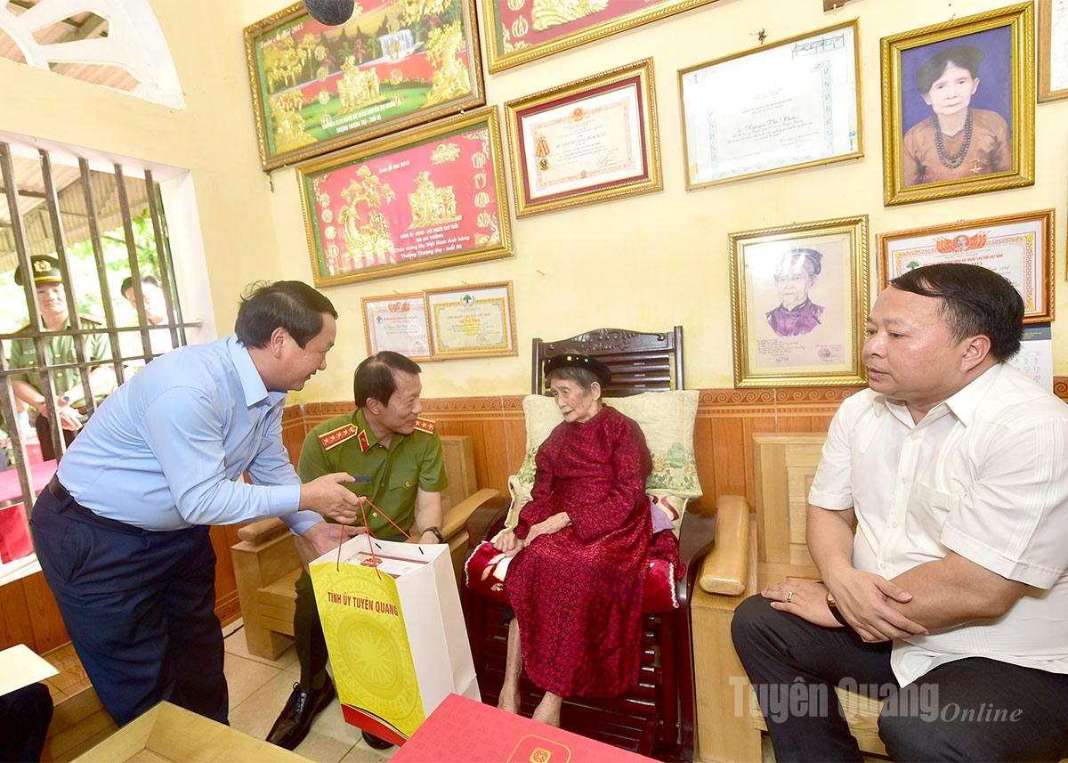 Đồng chí Bí thư Tỉnh ủy Hầu A Lềnh trao quà của tỉnh cho Mẹ Việt Nam Anh hùng Nguyễn Thị Nhớn.