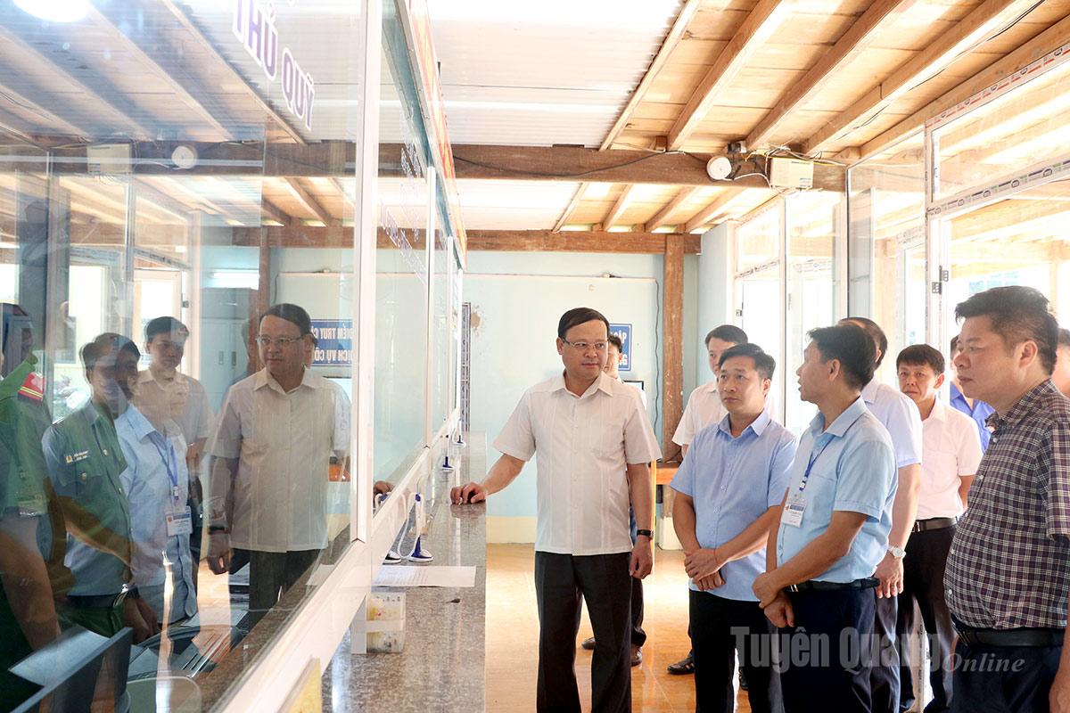 Đồng chí Nguyễn Mạnh Tuấn, Ủy viên Ban Thường Vụ Tỉnh ủy, Phó Chủ tịch UBND thăm Trung tâm phụ vụ Hành chính công xã Yên Cường.