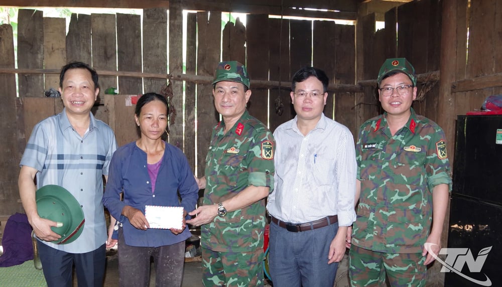 Đại tá Ngô Tuấn Anh, Chỉ huy trưởng Bộ Chỉ huy Quân sự tỉnh Thái Nguyên thăm, tặng quà, động viên bà Ma Thị Biên, thôn Bản Mạ, xã Bằng Thành.