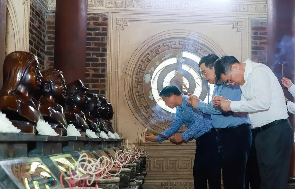 truong bon 2.jpg
