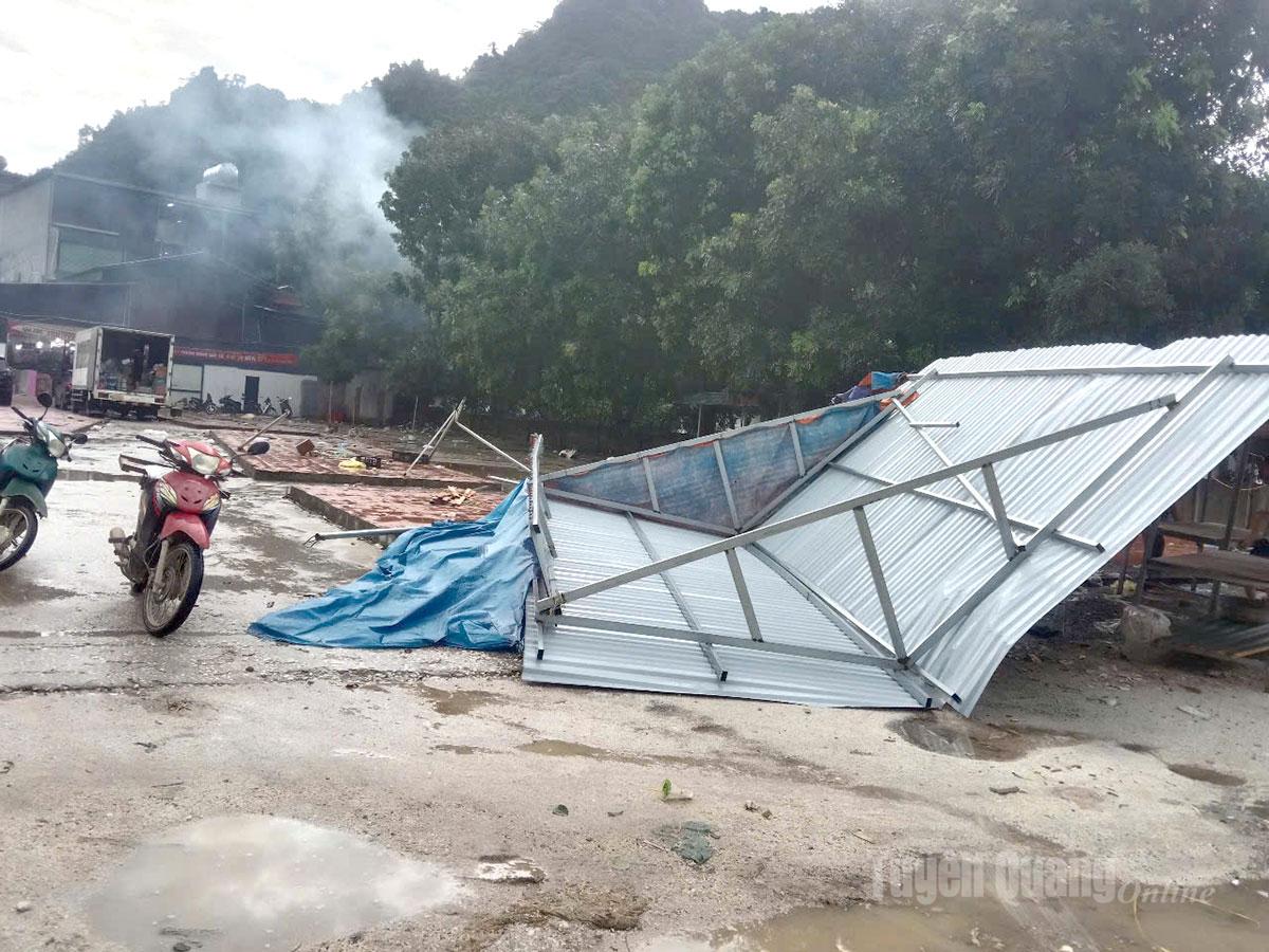 Mưa lớn, dông lốc làm tốc mái 1 ki ốt chợ trung tâm xã Đồng Yên.