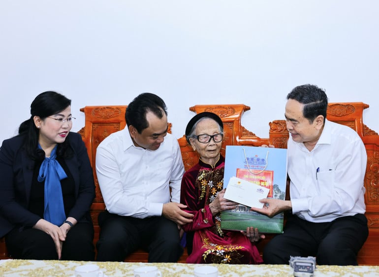 vna-potal-chu-tich-quoc-hoi-tran-thanh-man-tham-me-viet-nam-anh-hung-ta-thi-tran-8159135-1846.jpg