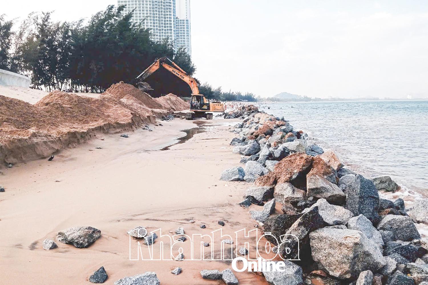 Đơn vị thi công thu gom, xử lý lớp đá để đảm bảo an toàn trên bãi biển.
