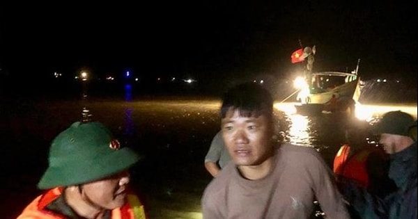 Vật lộn với sóng dữ, đưa 34 người trên tàu chìm ở biển Thiên Cầm vào bờ an toàn