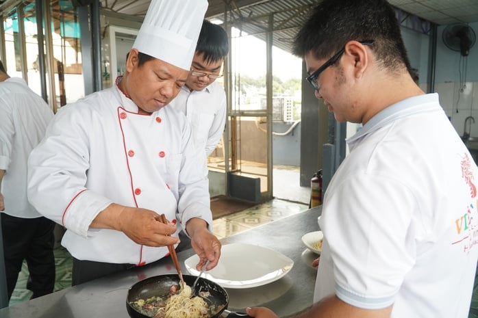 Học nghề ngắn hạn bội thu ở nhiều ngành "hot"- Ảnh 3.