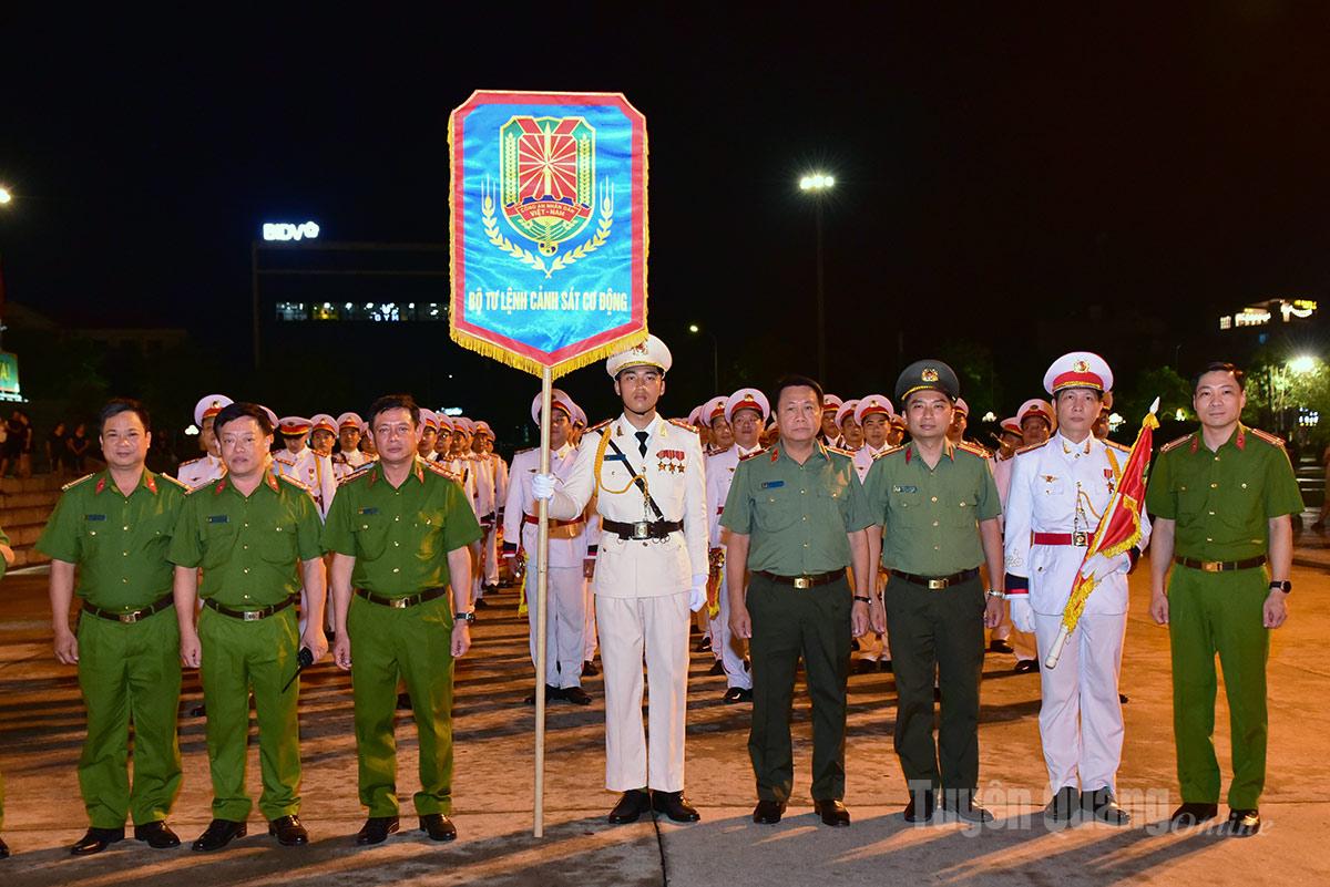 ប្រធាននាយកដ្ឋាននគរបាលខេត្ត លោក Nguyen Duc Thuan និងគណៈប្រតិភូបានថតរូបអនុស្សាវរីយ៍ជាមួយក្រុមនគរបាលប្រជាជន។