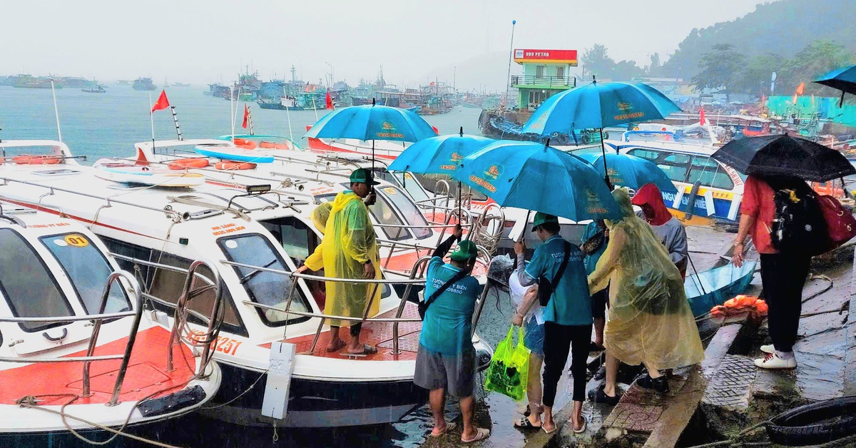 Due to the impact of storm number 3, canoe tours in Phu Quoc are not allowed to take guests to areas with large, dangerous waves.
