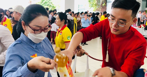 700 người có hoàn cảnh khó khăn đi "chợ Tết" sớm tại Học viện Cán bộ TP HCM