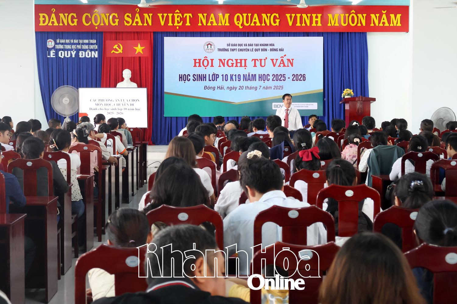 Lãnh đạo Trường THPT Chuyên Lê Quý Đôn - Đông Hải tư vấn chọn môn lựa chọn cho học sinh và phụ huynh.