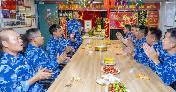 Chiến sĩ Vùng Cảnh sát biển 3 trổ tài gói bánh chưng, chơi trò chơi dân gian