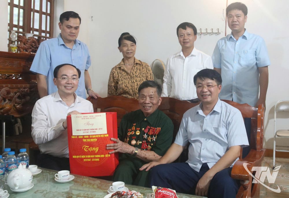 Đoàn tặng quà gia đình