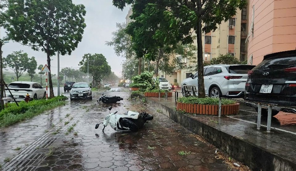 Phương tiện giao thông bị quật đổ do gió mạnh tại khu vực Cổ Nhuế.