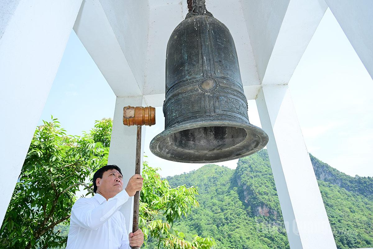 Tổng Biên tập Mai Đức Thông thỉnh 9 tiếng chuông tại Đền thờ các Anh hùng liệt sĩ mặt trận Vị Xuyên tại điểm cao 468 thôn Nặm Ngặt, xã Thanh Thủy.