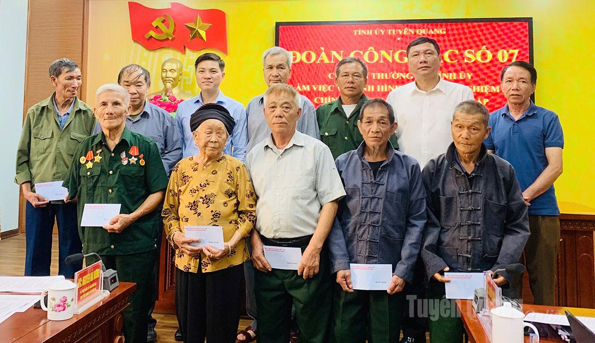 Đồng chí Phùng Tiến Quân tặng quà cho các gia đình chính sách nhân dịp ngày 27-7.