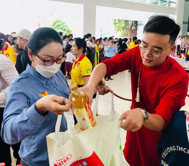 700 người có hoàn cảnh khó khăn đi "chợ Tết" sớm tại Học viện Cán bộ TP HCM- Ảnh 8.