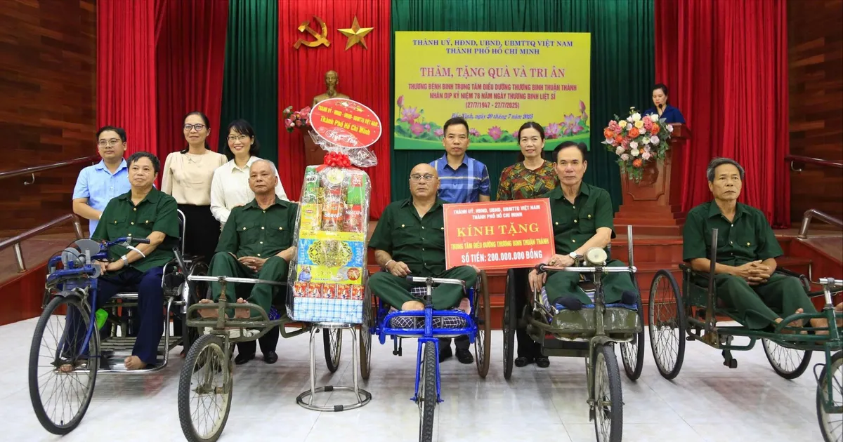គណៈប្រតិភូទីក្រុងហូជីមិញបានទៅសួរសុខទុក្ខ និងជូនអំណោយដល់យោធិនរបួស និងឈឺនៅខេត្ត Bac Ninh