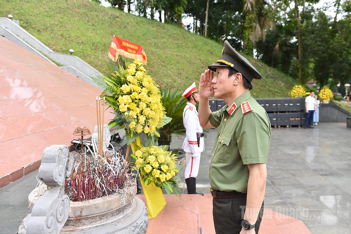  Đại tướng Lương Tam Quang, Bộ trưởng bộ Công an dâng hương trước Cờ Tổ quốc tại Di tích Nha Công an Trung ương.