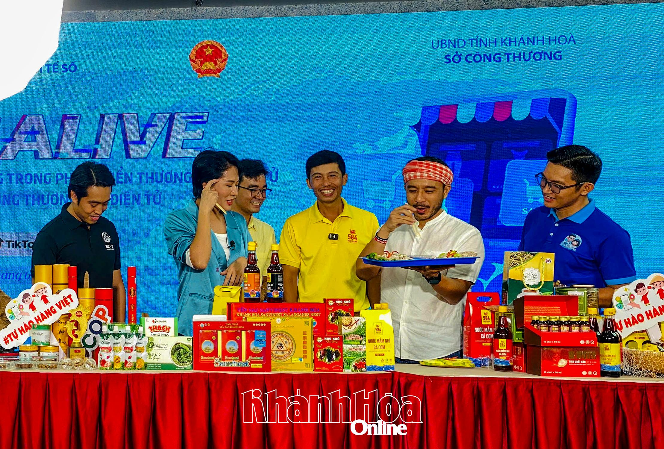 តំណាងក្រុមហ៊ុនភាគហ៊ុនរួម 584 Nha Trang Seafood Joint Stock ត្រូវបានគាំទ្រក្នុងការផ្សាយផ្ទាល់នៅក្នុងសន្និសីទស្តីពីការលើកកម្ពស់ទំនាក់ទំនងក្នុងតំបន់ក្នុងការអភិវឌ្ឍន៍ពាណិជ្ជកម្មតាមប្រព័ន្ធអេឡិចត្រូនិក។