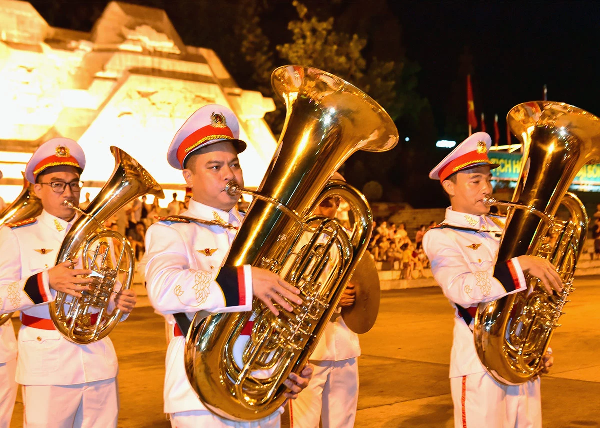Actuación de una banda de música para celebrar el 80 aniversario del Día Tradicional de la Seguridad Pública del Pueblo