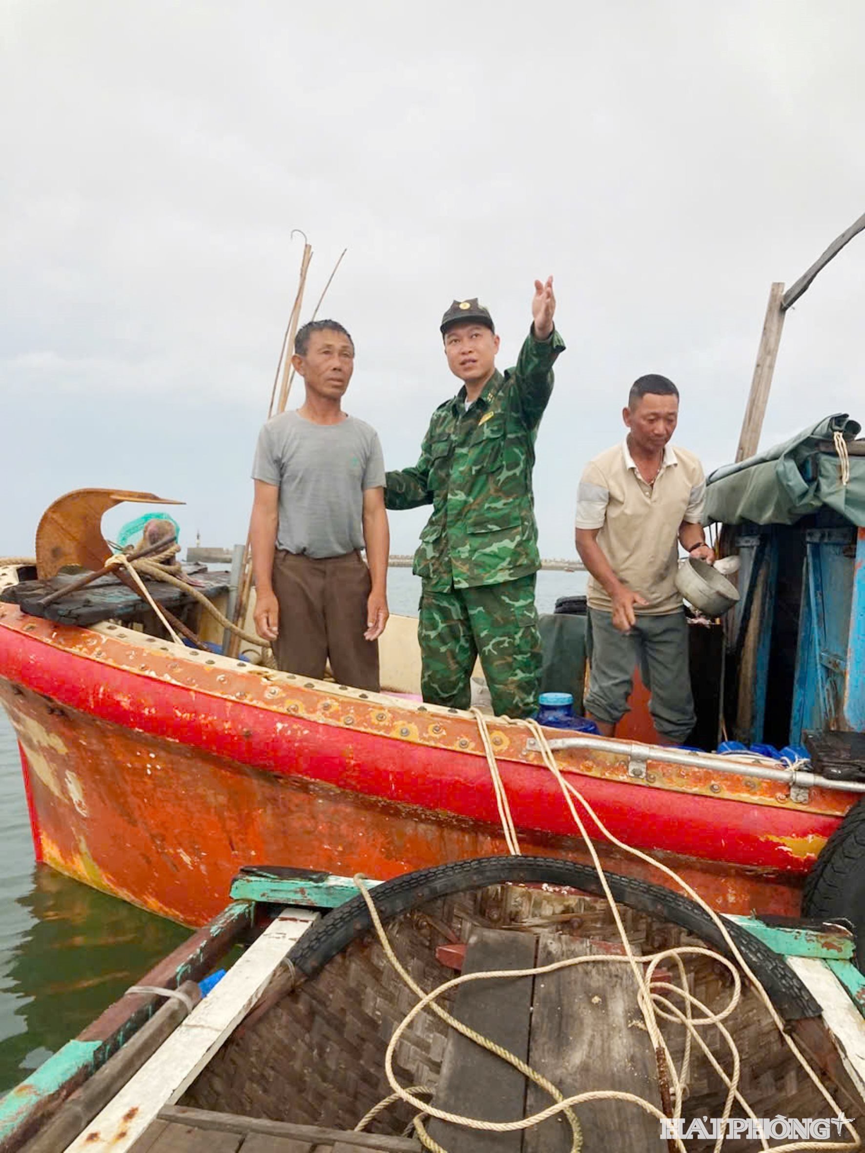 Lực lượng chức năng hướng dẫn ngư dân đưa tàu thuyền vào nơi tránh trú bão an toàn