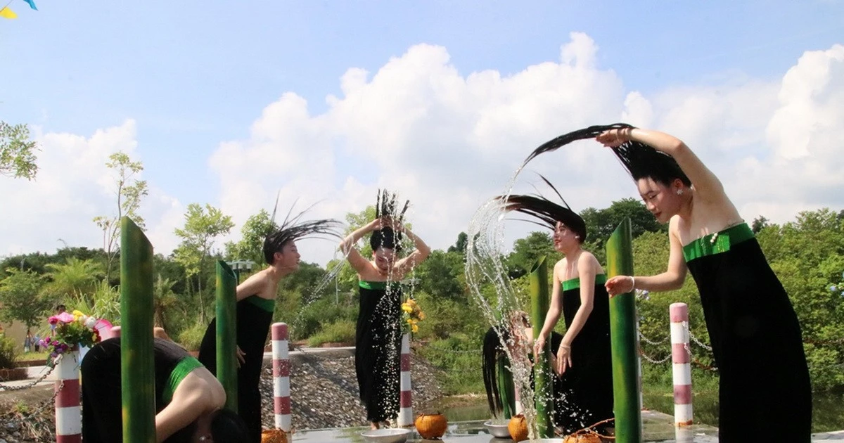 Hair washing ritual of the White Thai people - unique cultural beauty of the Northwest region