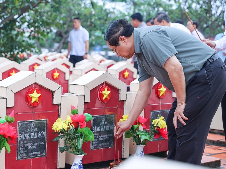 Thủ tướng tưởng niệm, tri ân các anh hùng liệt sĩ, người có công tại tỉnh An Giang- Ảnh 3.
