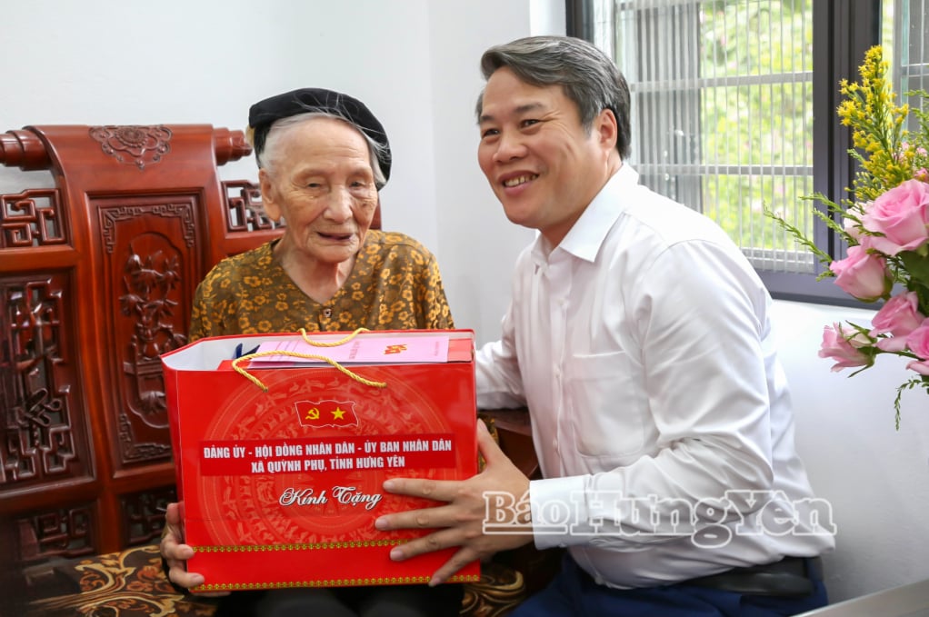 ថ្នាក់​ដឹក​នាំ​ឃុំ Quynh Phu ជូន​អំណោយ​ថ្លែងអំណរគុណ​ដល់​លោកស្រី Nguyen Thi Tiu។