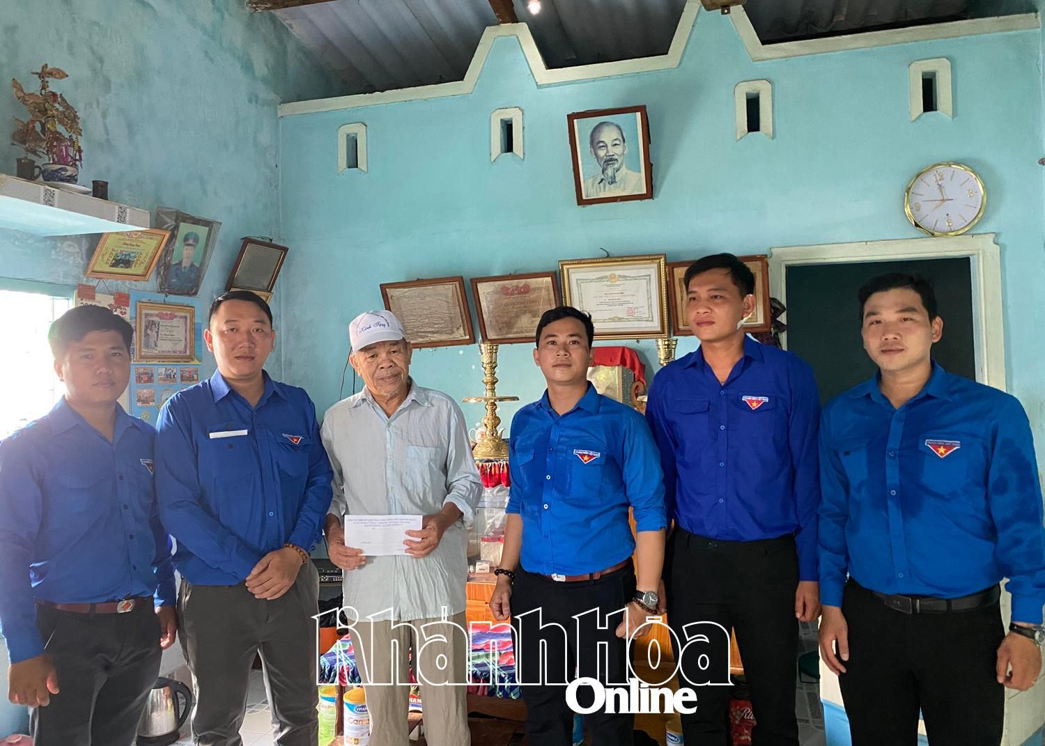 Đoàn phường Ninh Chử thăm, tặng quà gia đình ông Nguyễn Quyền.