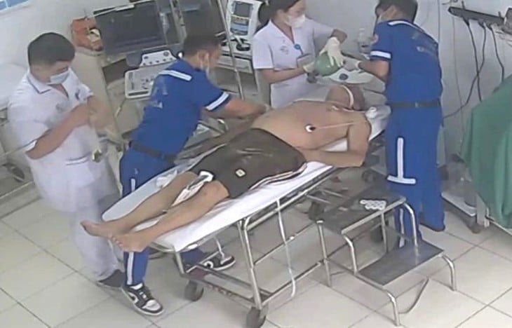 Nhân viên bảo vệ hỗ trợ cứu sống ngoạn mục người đàn ông bị ngưng tim ở bãi biển Nha Trang - Ảnh 1.