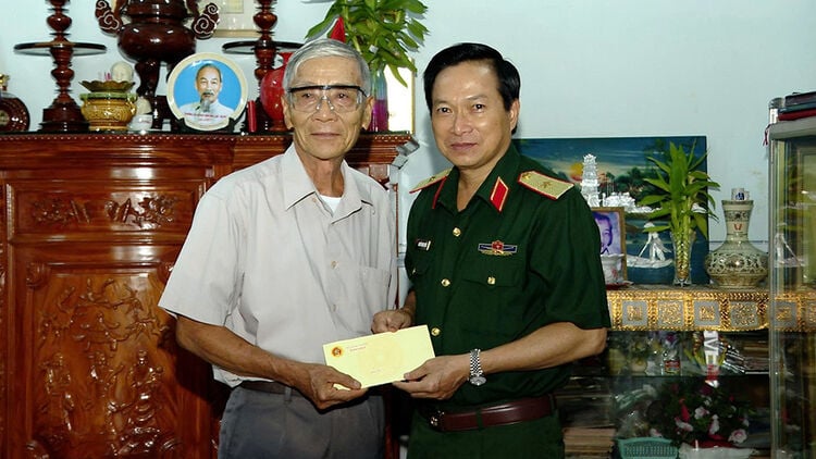 គណៈ​កម្មាធិការ​យោធា​មជ្ឈិម​អញ្ជើញ​ទៅ​សួរ​សុខទុក្ខ និង​ជូន​អំណោយ​ដល់​វរសេនីយ៍ឯក វីរជន​នៃ​កង​កម្លាំង​ប្រដាប់​អាវុធ​ប្រជាជន Huynh Tri