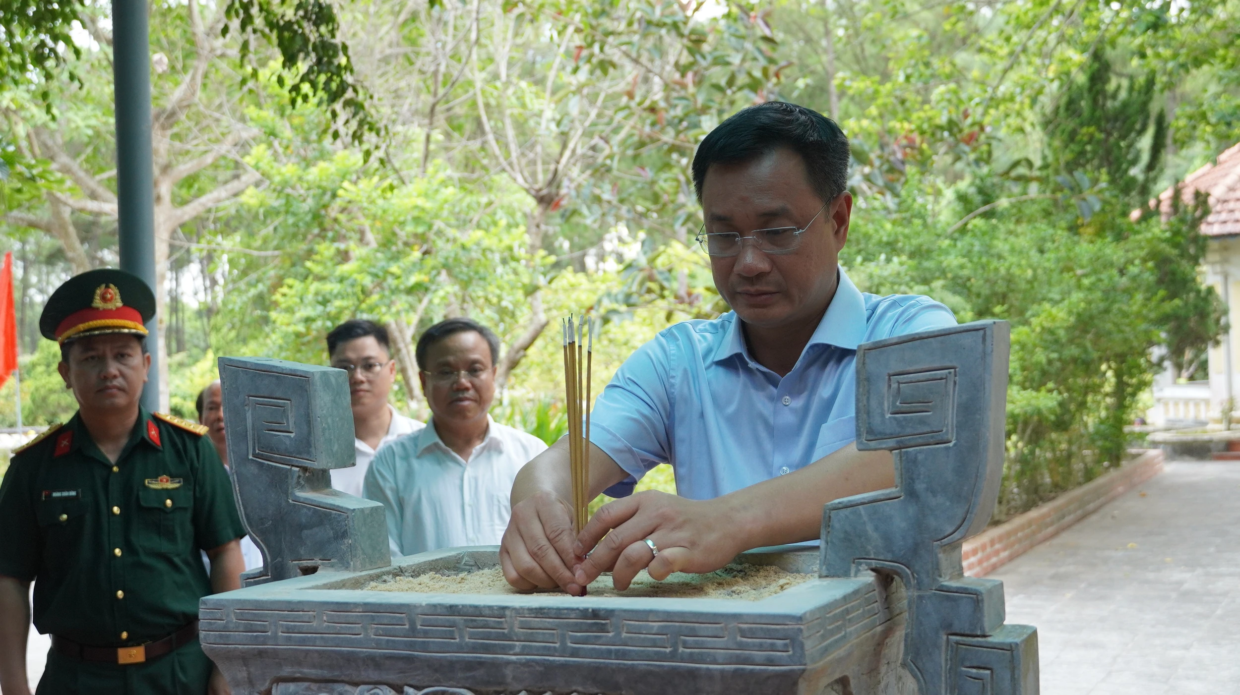 Lãnh đạo tỉnh dâng hương viếng các anh hùng liệt sĩ