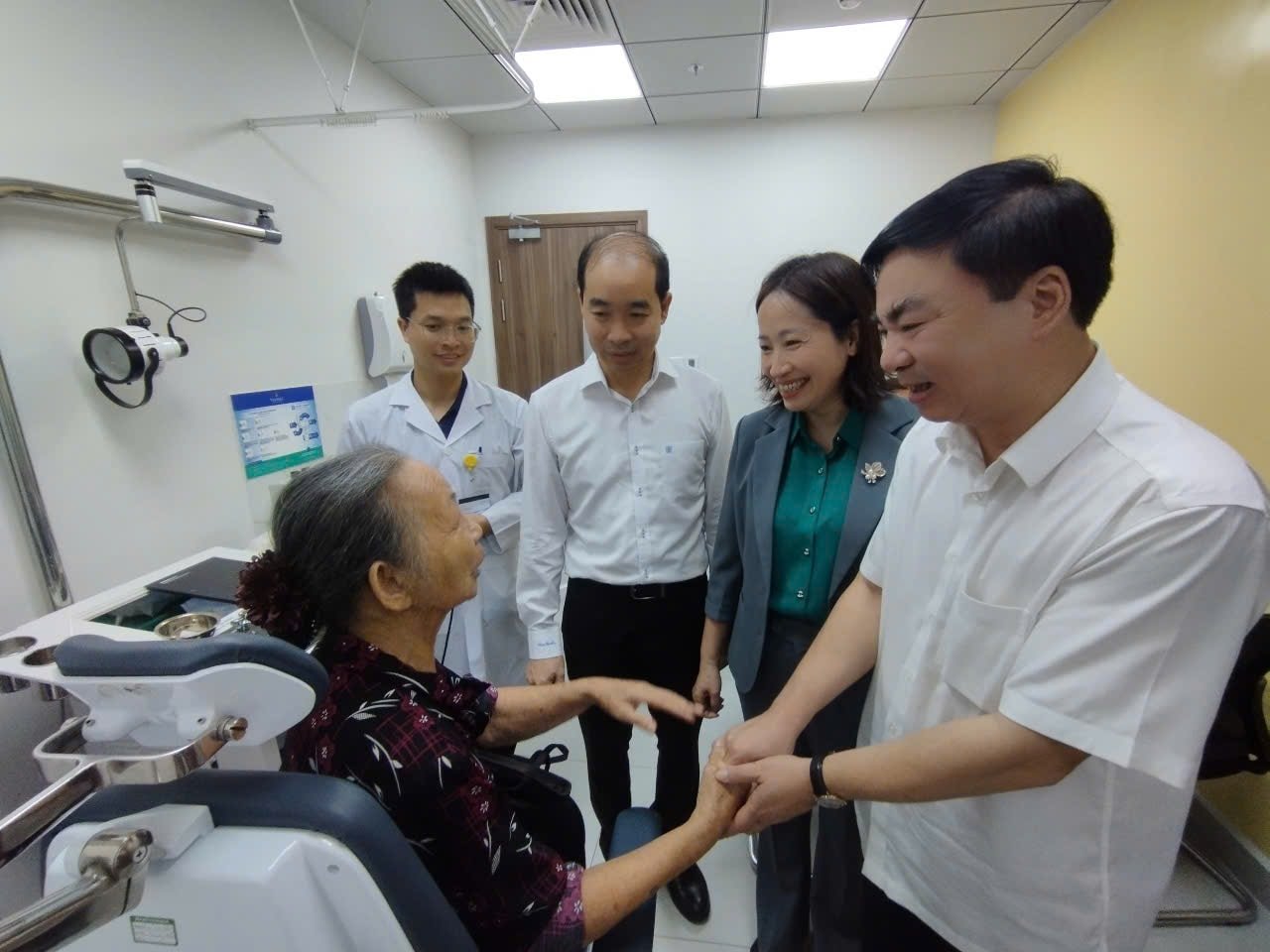 Lãnh đạo Sở Y tế Hà Nội và phường Tây Mỗ thăm hỏi ngưởi 
