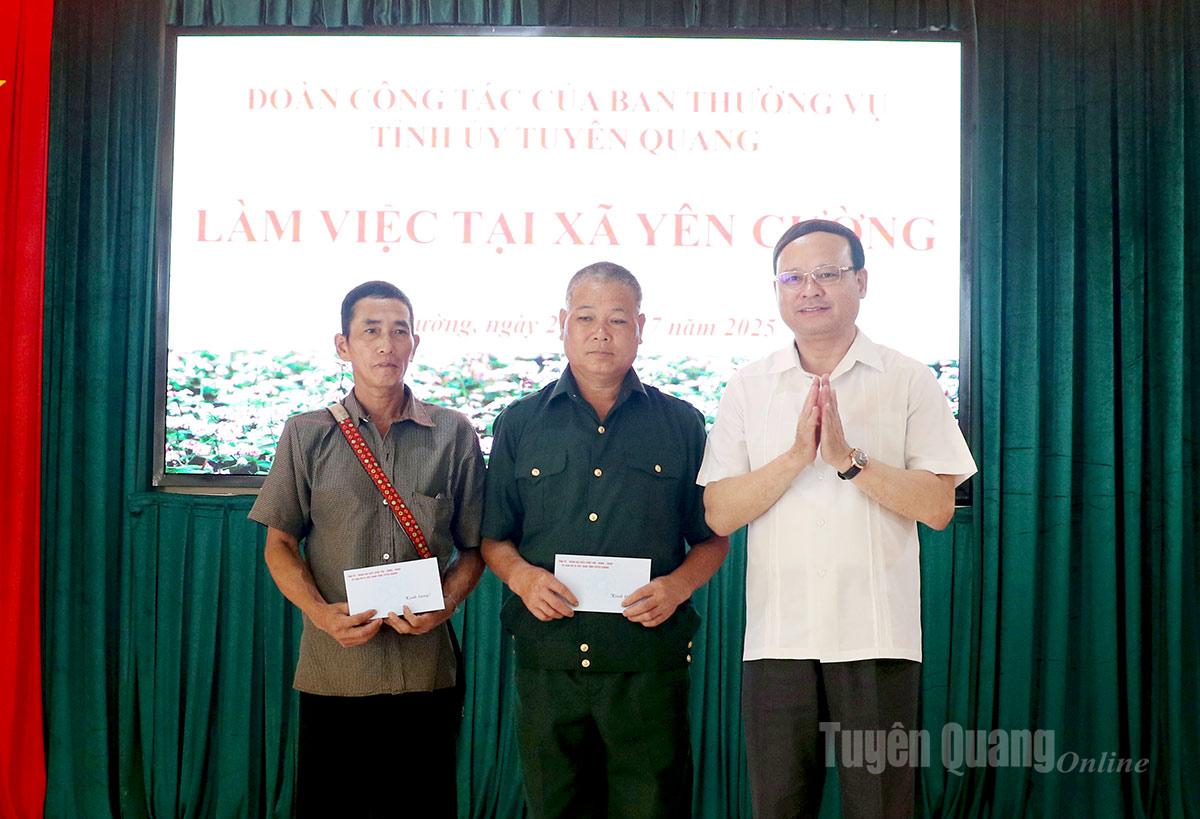 Đồng chí Nguyễn Mạnh Tuấn, Ủy viên Ban Thường Vụ Tỉnh ủy, Phó Chủ tịch UBND tặng quà cho người có công.