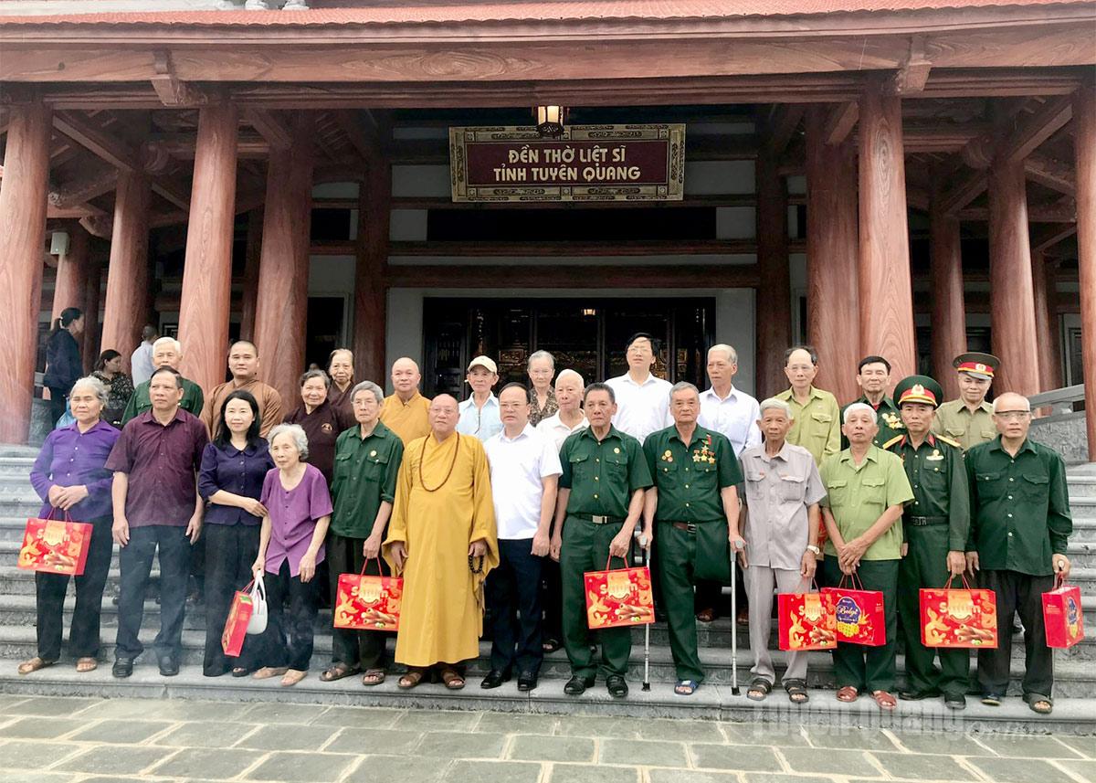 Giáo hội Phật giáo Việt Nam tỉnh Tuyên Quang tặng quà các gia đình chính sách, người có công, thương binh, bệnh binh trên địa bàn tinh.