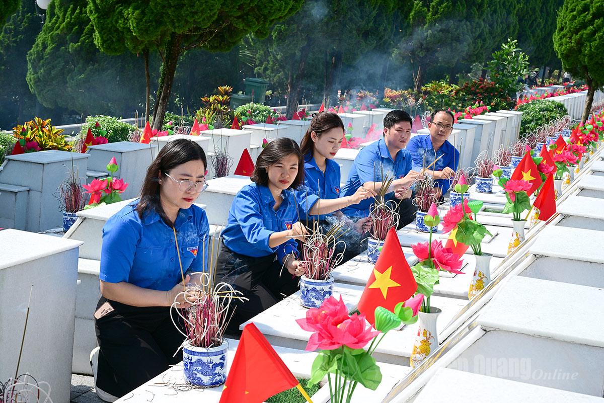 Tuổi trẻ Báo và phát thanh, truyền hình Tuyên Quang thắp hương, tri ân các Anh hùng liệt sĩ.