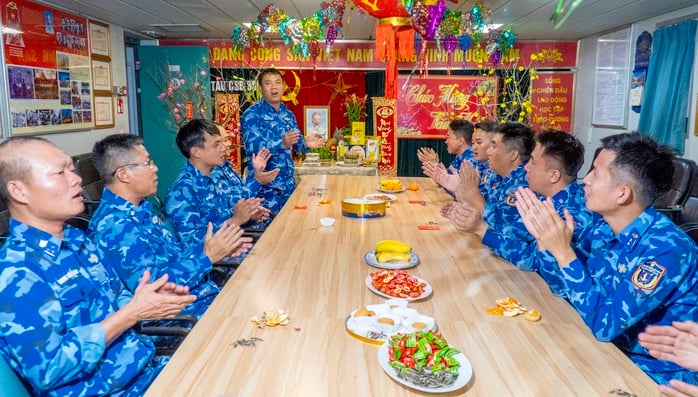 Chiến sĩ Vùng Cảnh sát biển 3 trổ tài gói bánh chưng, chơi trò chơi dân gian- Ảnh 1.
