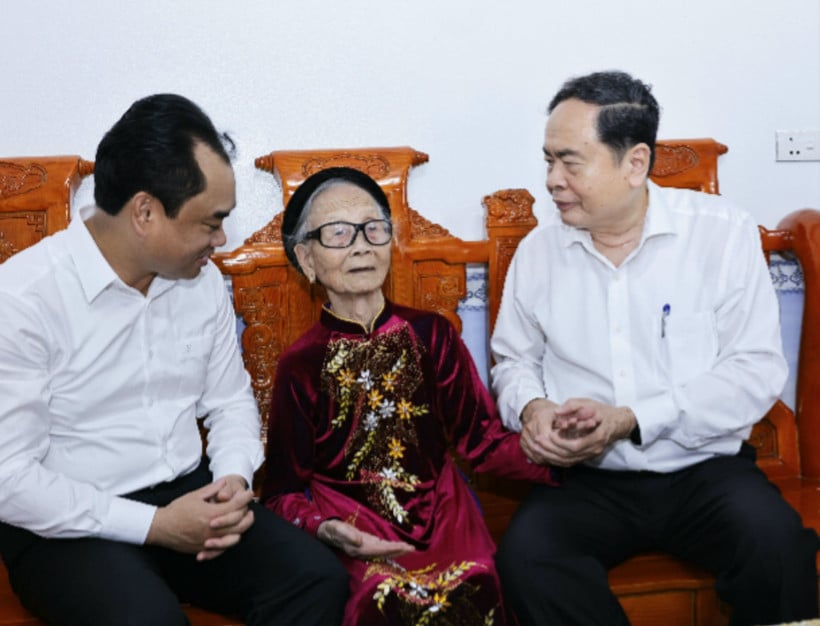 Chủ tịch Quốc hội Trần Thanh Mẫn thăm và tặng quà Mẹ Tạ Thị Trần. (Ảnh: TTXVN)