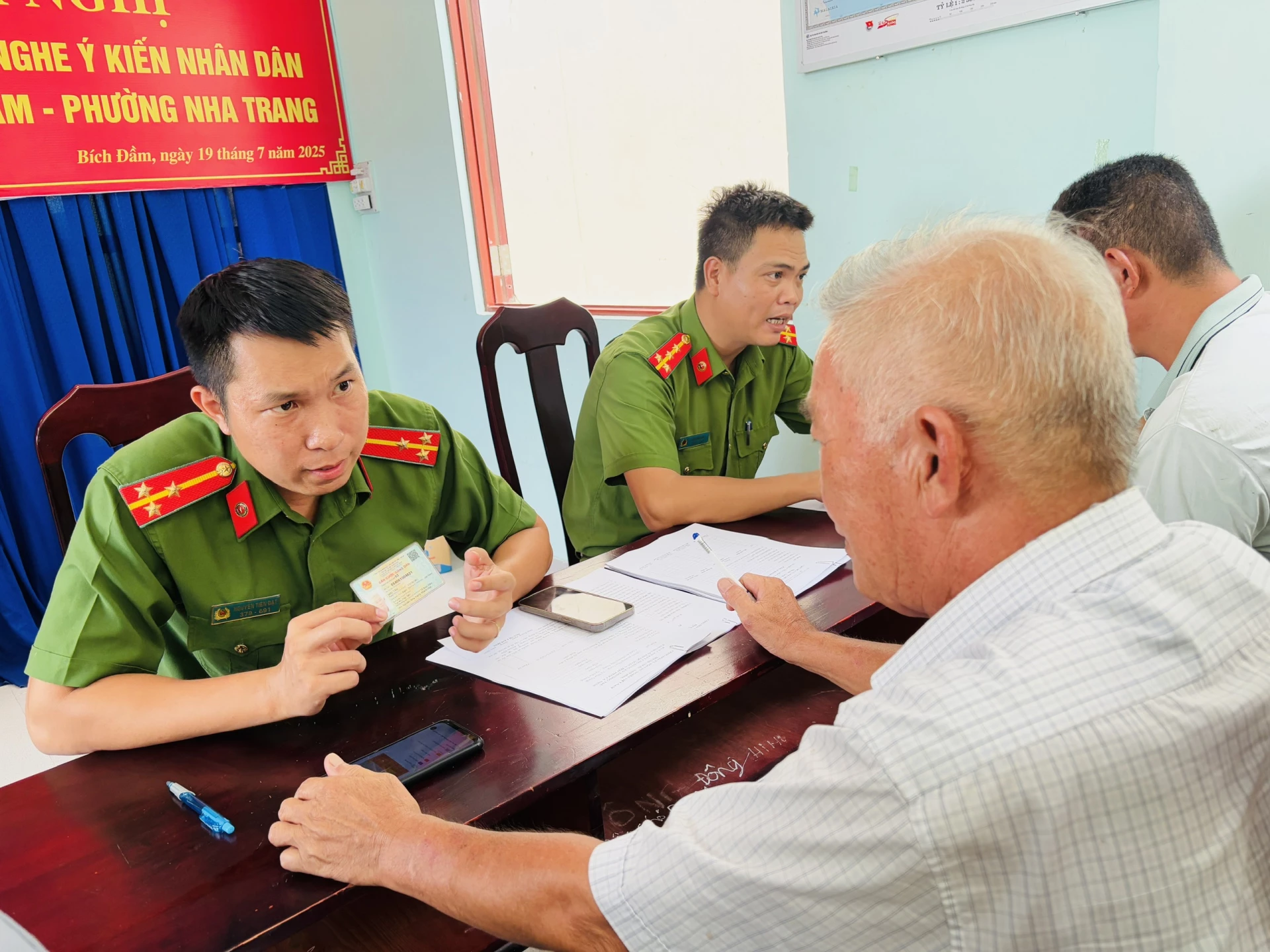 Nha Trang Ward Police support people in carrying out administrative procedures.