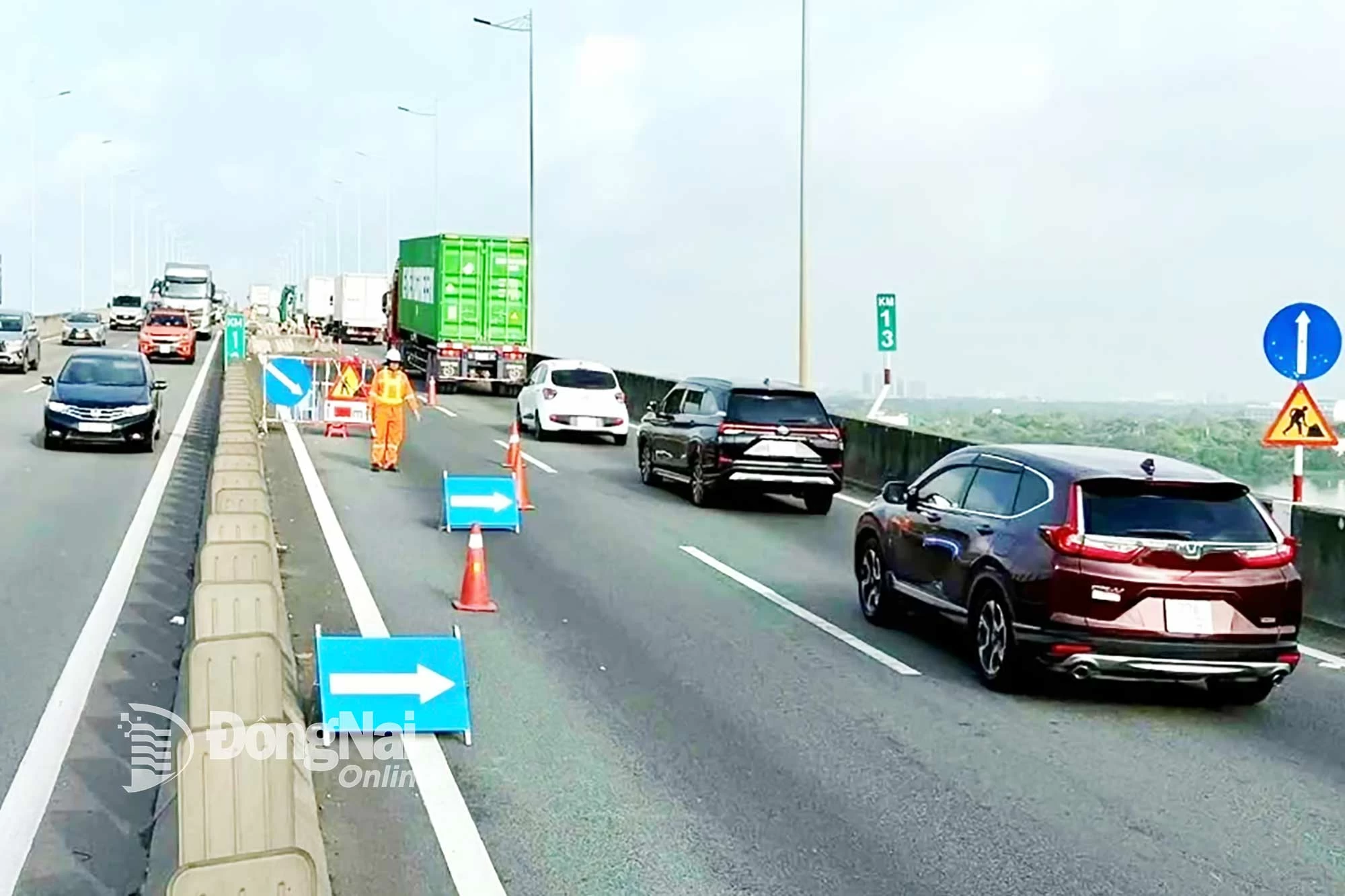 Cầu Long Thành trên đường cao tốc Thành phố Hồ Chí Minh - Long Thành - Dầu Giây (đoạn giáp ranh tỉnh Đồng Nai và Thành phố Hồ Chí Minh) đang được sửa chữa khe co giãn từ sáng 16-7. Ảnh: CTV