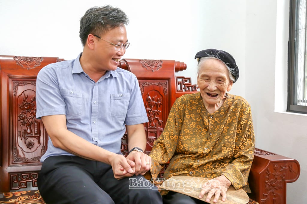 លេខាបក្សខេត្ត Nguyen Huu Nghia បានទៅសួរសុខទុក្ខសុខភាពលោកស្រី Nguyen Thi Tiu។
