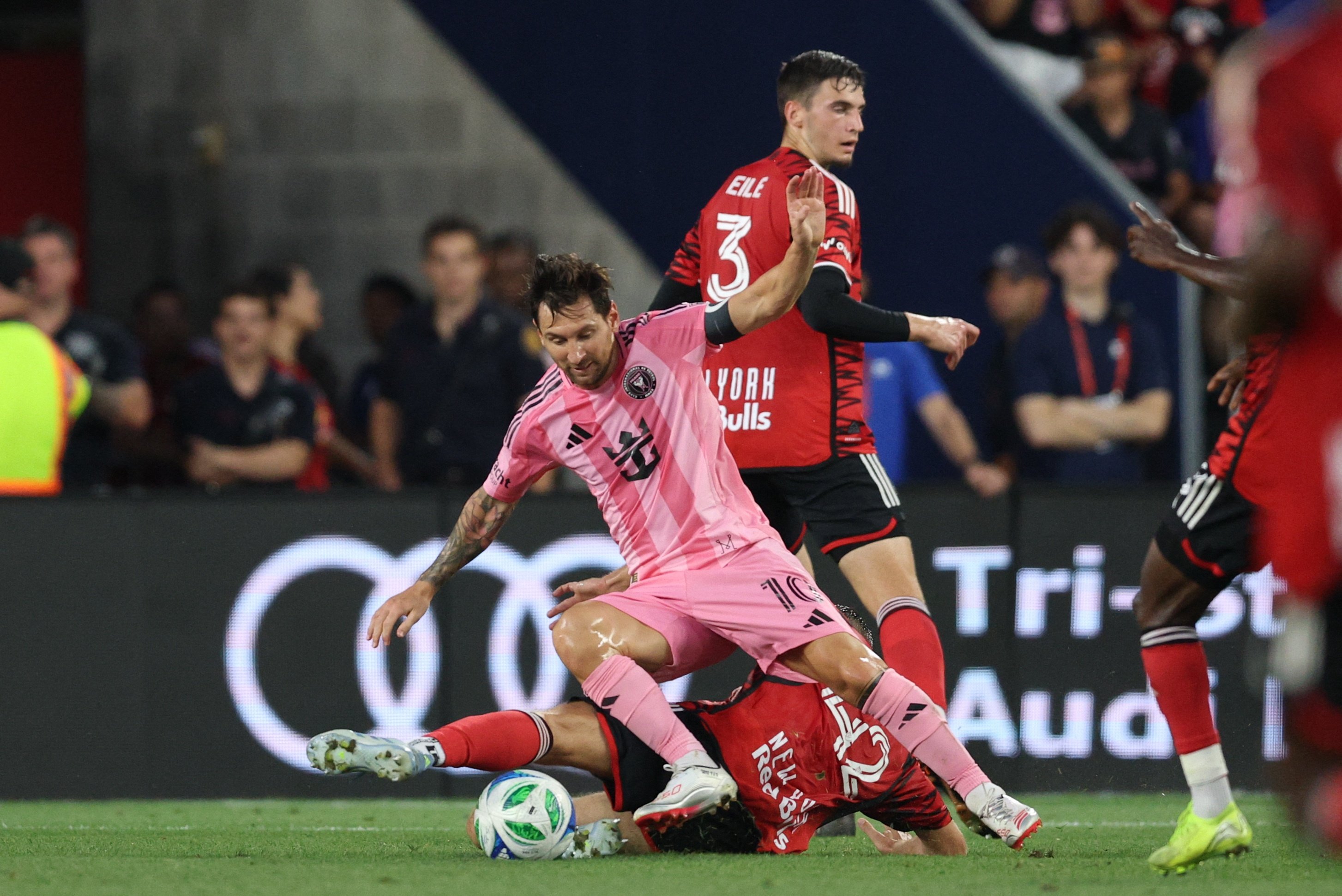 Messi toa sang anh 1