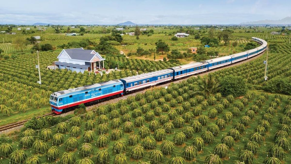 So với đi máy bay, di chuyển bằng tàu hỏa có thể tiết kiệm 40-50% chi phí đi lại của mỗi hành trình. (Ảnh: ĐSVN).